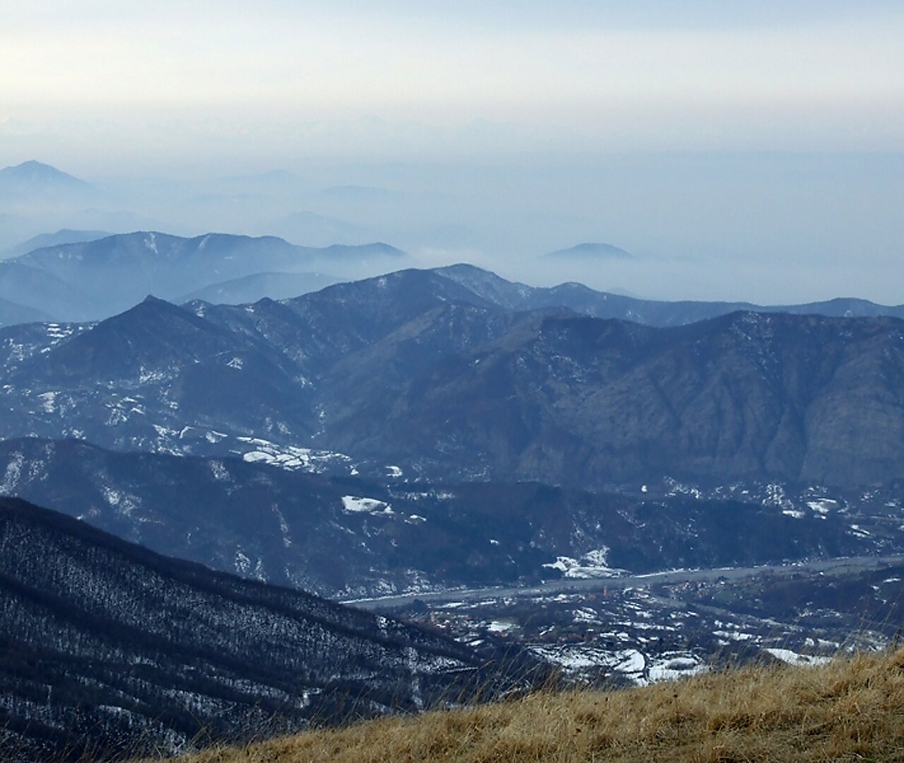 La val Borbera e la val Scrivia, dal monte Gropà (1446 m.). Federico Bellinvia (flickr)